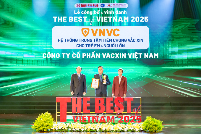 vnvc-la-he-thong-tiem-chung-to-8575-1654-1751944738 Đại diệnVNVC nhận giải Hệ thống trung tâm tiêm chủng vaccine tốt nhất Việt Nam 2025, hôm 5/7, tại TP HCM. Ảnh: Mộc Thảo