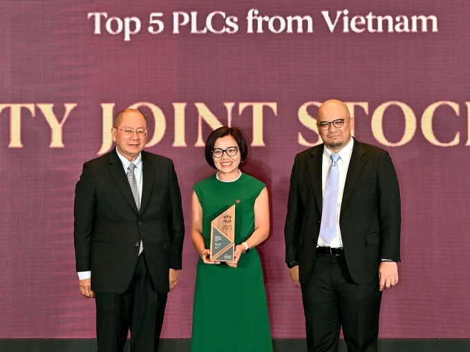 vpbank-giai-thuong-acgs-175375-1870-4582-1753755340 Bà Lưu Thị Thảo, Phó Tổng Giám đốc thường trực và Giám đốc Điều hành cao cấp VPBank, nhận giải thưởng Top 5 doanh nghiệp có đánh giá ACGS cao nhất Việt Nam năm 2024. Ảnh: VPBank