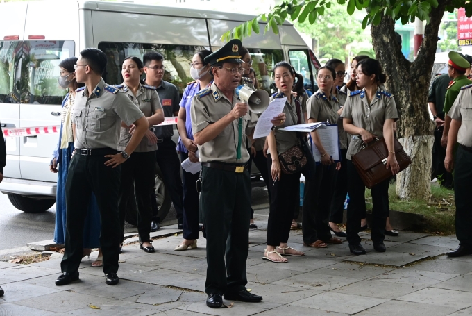 vqq-8026-bb1d24e34df848b0b5285-3463-6373-1752493724 Cán bộ thi hành án dân sự TP Hải Phòng trong buổi cưỡng chế thi hành án dân sự tháng 7/2023. Ảnh: Công an Hải Phòng