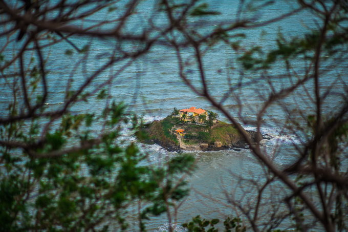 vung-tau-attractions-3-1751617-6887-3395-1751617448 Nếu may mắn đi chơi vào lúc thủy triều rút, du khách có thể đi bộ theo đường mòn giữa biển để đến Miếu Hòn Bà. Ảnh: Vietnam Travel