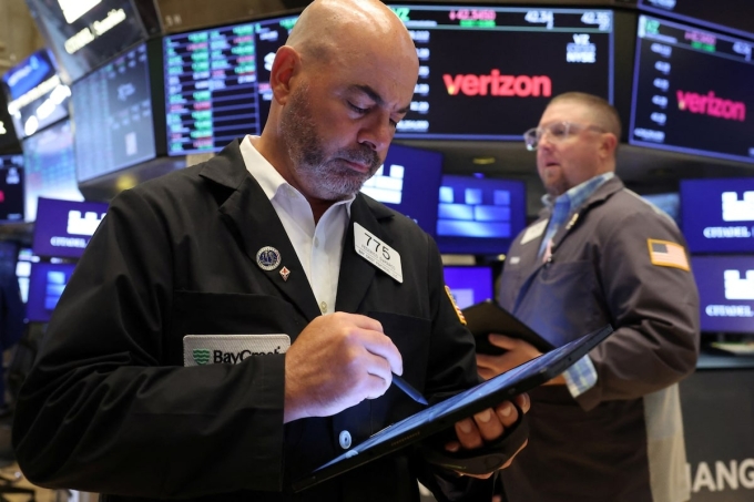 wall-street-30-6-1751329910-2524-1751330022 Nhân viên giao dịch trên sàn chứng khoán New York ngày 30/6. Ảnh: Reuters