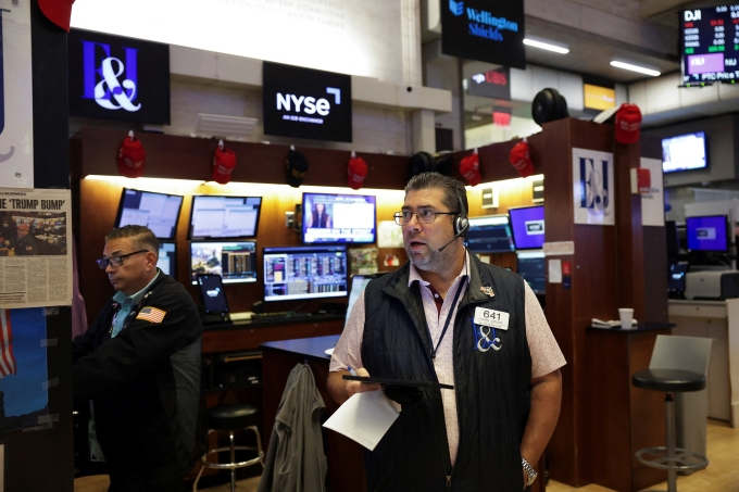 wall-street-july-25-1753493930-5273-6887-1753494026 Nhân viên giao dịch trên sàn chứng khoán New York ngày 25/7. Ảnh: Reuters