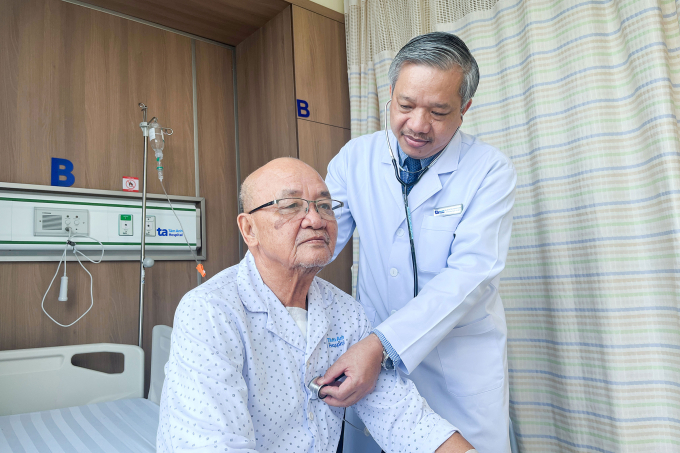 web-kho-ng-logo-1-1753320304-1-1719-1735-1753320542 Bác sĩ Khang khám cho ông Khuể vào ngày thứ 4 sau mổ. Ảnh: Hạ Vũ