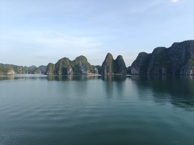 whatsapp-image-2025-07-21-at-1-8582-7136-1753231715 Quang cảnh ở vịnh Hạ Long ngày 19/7, trước khi xảy ra sự cố lật tàu Vịnh Xanh. Ảnh: Brenda