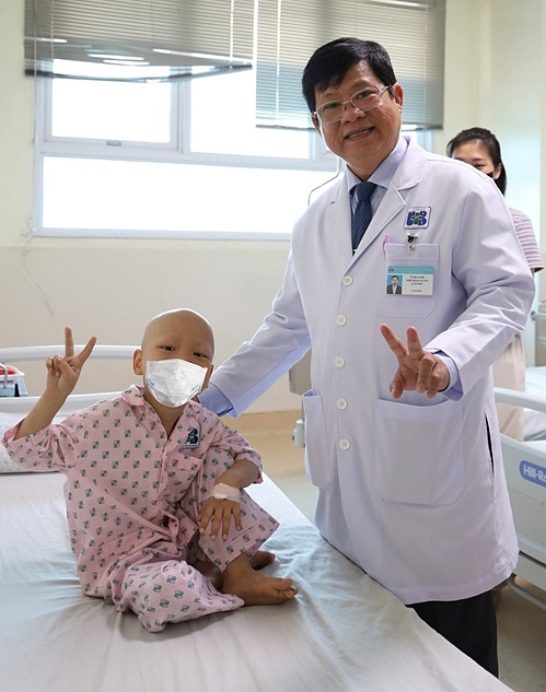 xa-tri-a-p-sa-t-1751981115-175-5848-8009-1751981497 Bệnh nhi tạo dáng chụp hình cùng TS.BS Diệp Bảo Tuấn, Giám đốc Bệnh viện Ung bướu TP HCM trước khi xuất viện. Ảnh: Bệnh viện cung cấp