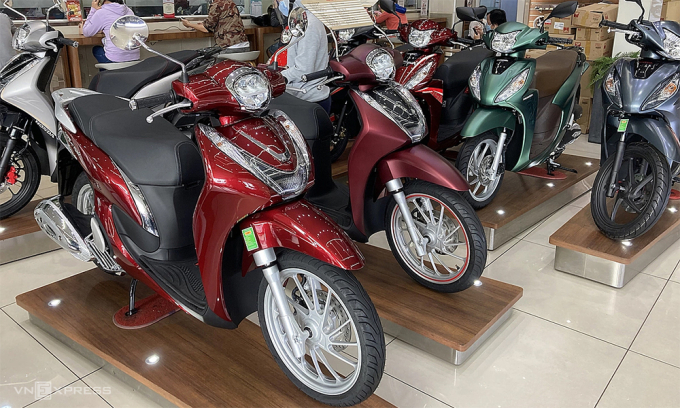 xe-may-tai-dai-ly-1752390813-1861-1752391334 Xe máy Honda trưng bày tại một đại lý ở quận Bình Thạnh, TP HCM. Ảnh: Phạm Trung