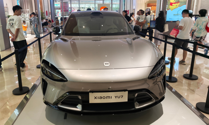 xiaomi-yu7-3-1751346011-7879-1751346150 Mẫu SUV điện Xiaomi YU7 tại một điểm trưng bày tại Trung Quốc. Ảnh: Tiantianzuo Luoshi