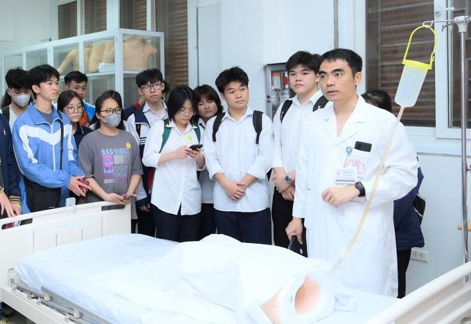 y-hn-1752661642-1752661660-5341-1752661746 Học sinh THPT đến Đại học Y Hà Nội để tìm hiểu về trường, năm 2024. Ảnh: HMU