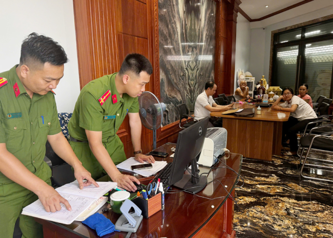 y2-1752580615-9242-1752580805 Công an thu nhiều tài liệu trong nhà đại ca Ý Ẻng. Ảnh: Lam Sơn