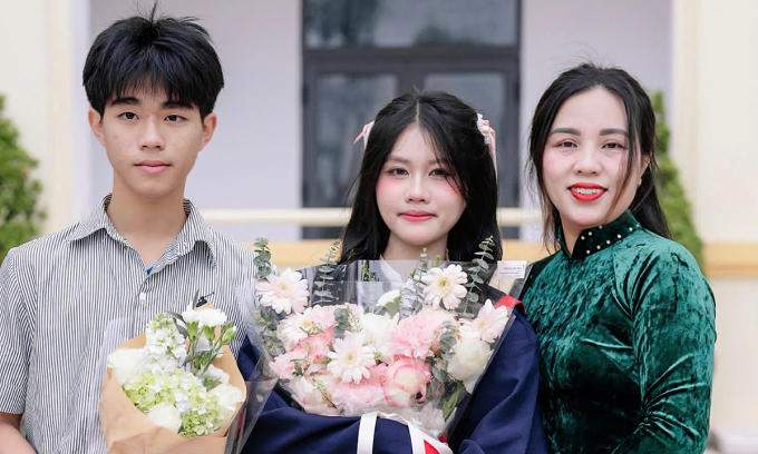 yen-nhi-2-1752637751-7823-1752-9615-8857-1752642491 Yến Nhi (giữa) trong bộ ảnh kỷ yếu. Ảnh: NVCC