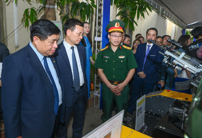 z6607605395927-232657c6ba646ed-3721-8962-1752478424 Phó thủ tướng Nguyễn Chí Dũng và Bộ trưởng Khoa học và Công nghệ Nguyễn Mạnh Hùng tham quan Ngày khoa học công nghệ Việt Nam 2025. Ảnh: Giang Huy