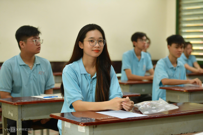 z6742666457926-5203cb318284a3d-7242-9583-1752829114 Các thí sinh dự thi tốt nghiệp THPT ở điểm thi THPT Trưng Vương, TP HCM, ngày 26/6. Ảnh: Thanh Tùng