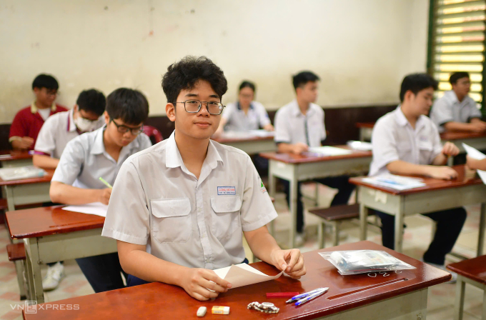 z6742666505957-48fbeb5988e3e4b-3342-6788-1753237214 Các thí sinh ở điểm thi trường THPT Trưng Vương, phường Bến Nghé, TP HCM, ngày 26/7. Ảnh: Thanh Tùng