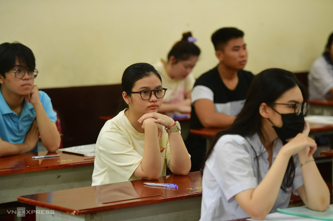 z6742666508768-23b399edb8d5084-6852-2623-1753512802 Các thí sinh ở điểm thi trường THPT Trưng Vương, phường Bến Nghé, TP HCM. Ảnh: Thanh Tùng