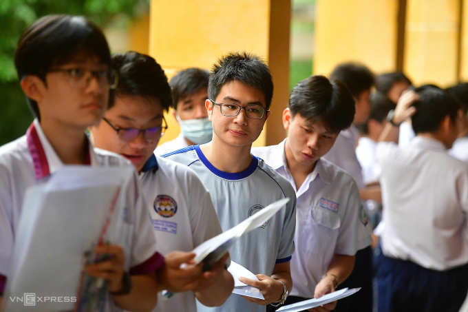 z6742666515108-229d0ae61b99fbb-4058-6594-1752635741 Các thí sinh ở điểm thi trường THPT Trưng Vương, phường Bến Nghé TP HCM. Ảnh: Thanh Tùng