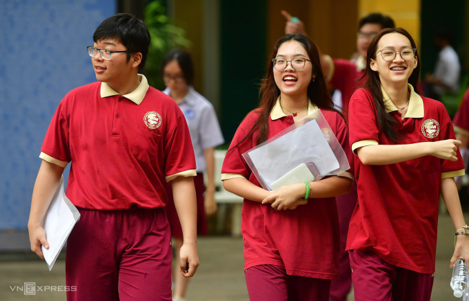 z6742666518080-b9d750663d4dbbf-2882-9379-1753235934 Các thí sinh ở điểm thi trường THPT Trưng Vương, phường Bến Nghé TP HCM. Ảnh: Thanh Tùng