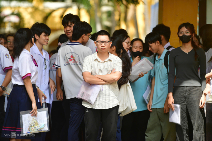 z6743250736973-a8164ed07d000d7-7396-8275-1752774904 Các thí sinh thi tốt nghiệp THPT 2025 ở điểm trường THPT Trưng Vương, TP HCM, ngày 26/6. Ảnh: Thanh Tùng