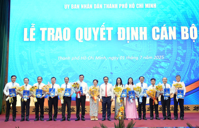 z6761018272346-07aca7863b5029d-5926-5623-1751362846 Chủ tịch UBND TP HCM Nguyễn Văn Được trao quyết định cho lãnh đạo các sở, ngành sau sáp nhập. Ảnh: An Phương