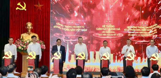 z6763014618094-0008faf395fdc01-9226-3585-1751429657 Tổng Bí thư Tô Lâm, Thủ tướng Phạm Minh Chính ấn nút khai trương, ra mắt 3 nền tảng số phục vụ giám sát triển khai Nghị quyết 57, sáng 2/7. Ảnh: Cổng thông tin Đảng Cộng sản