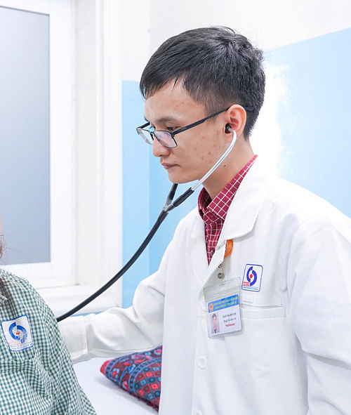 z6766057289793-bb6659178cd6acc-2787-6172-1751534392 Bác sĩ thăm khám cho bệnh nhân trước khi xuất viện. Ảnh: Bệnh viện cung cấp
