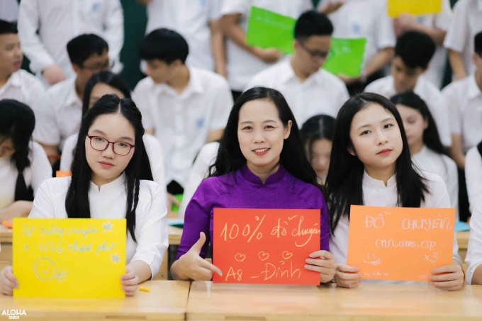 z6772850798139-1e2bb7effd113da-3352-7237-1751674163 Hứa Quỳnh Bảo (bên trái) cùng cô Ngọc Ánh và các bạn. Ảnh: Nhân vật cung cấp
