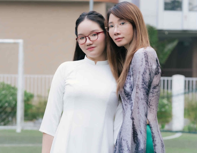 z6772852713044-0884d4860123d93-2538-6629-1751674163 Hứa Quỳnh Bảo, thủ khoa chuyên Anh Amsterdam, cùng mẹ. Ảnh: Nhân vật cung cấp