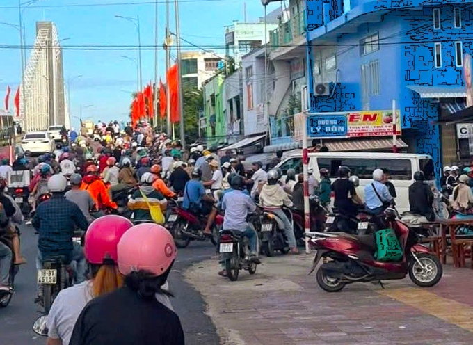 z6784909628740-7a84076b31908de-5073-6251-1751983342 Vụ án mạng xảy ra tại một con hẻm nhỏ thuộc phường An Xuyên, thu hút đông người dân hiếu kỳ. Ảnh: Minh Minh