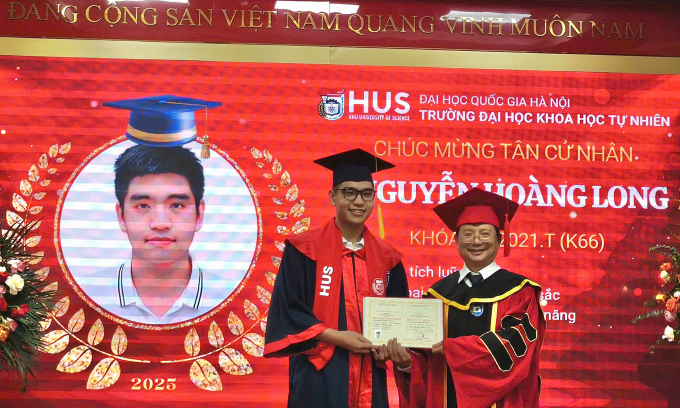 z6800055166691-8c23665654c83fe-1428-2212-1752393828 Hoàng Long nhận bằng tốt nghiệp GS.TS Vũ Hoàng Linh, Chủ tịch Hội đồng trường, chiều 13/7. Ảnh: HUS