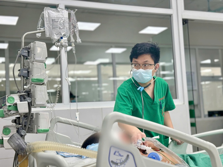 z6812777333549927b07e61d36f6817000db11d21e4f58-1752743136625265864638 Nguy kịch vì uống hơn nửa lít rượu mỗi ngày suốt 10 năm - Ảnh 1.