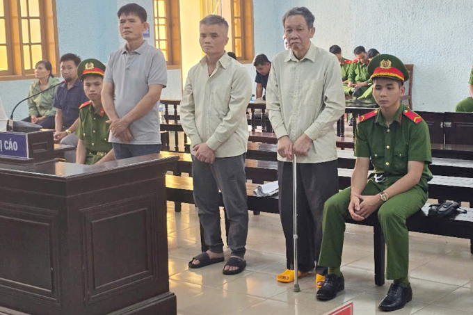 z6817780082356-847607482da4c85-3385-2833-1752841708 Lê Hoàng Phúc (chống gậy) cùng 2 bị cáo trong phiên tòa hôm nay. Ảnh: Ngọc Oanh