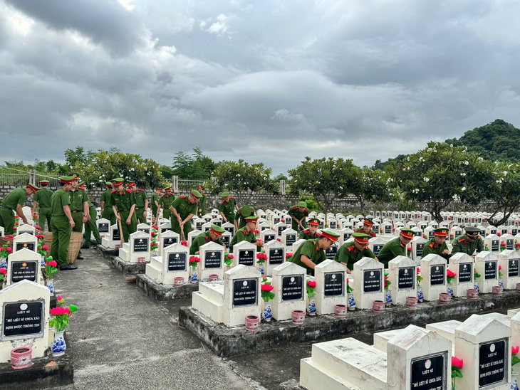 z6819834796097339dd45f8afa51706eae8284338ceb17-1752913087702598752754 mộ liệt sĩ - Ảnh 2.