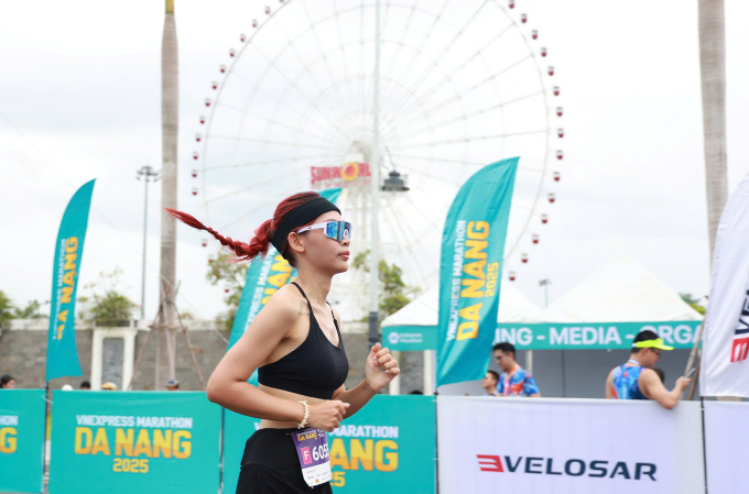 z6822530896302-8f5783ec9bd229a-8082-2021-1752980682 Nữ runner tham dự VnExpress Marathon Đà Nẵng 2025. Ảnh: Đức Đồng