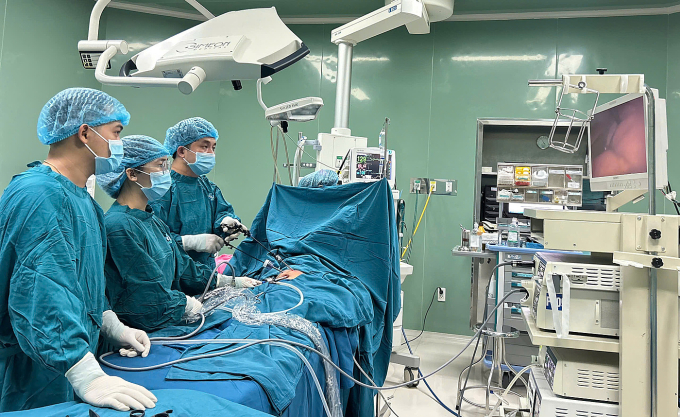 z6830003124374-dcadb960db73a3d-5331-4212-1753173725 Ekip thực hiện ca phẫu thuật cho bé. Ảnh: Kim Ny