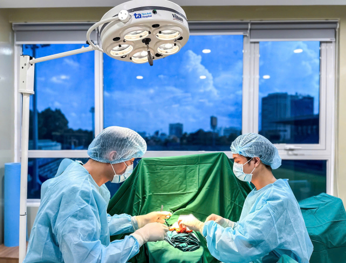 z6833626014303-5f4ca4b8ab20031-6156-7497-1753263798 Các bác sĩ loại bỏ u hoạt dịch cho chị Liên. Ảnh: Bệnh viện cung cấp