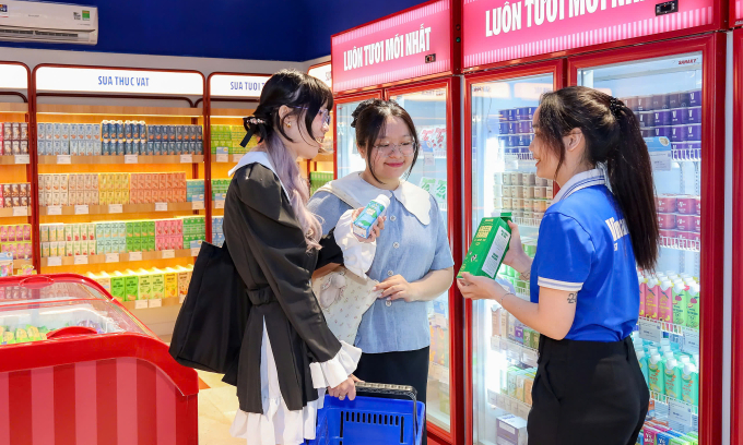 z6857544272750-96cde481de53ebf-7253-8222-1753889160 Khách hàng chọn lựa các sản phẩm mới của Vinamilk. Ảnh: Nguyên Phương