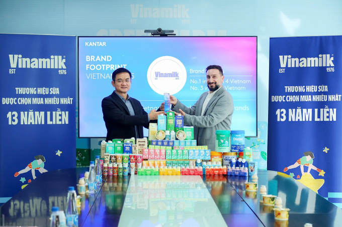 z6857544408890-c3623944d43a027-2600-9219-1753889161 Ông Nguyễn Quang Trí, Giám đốc điều hành Marketing Vinamilk (bên trái), nhận danh hiệu Thương hiệu sữa được chọn mua nhiều nhất năm thứ 13 liên tiếp. Ảnh: Nguyên Phương