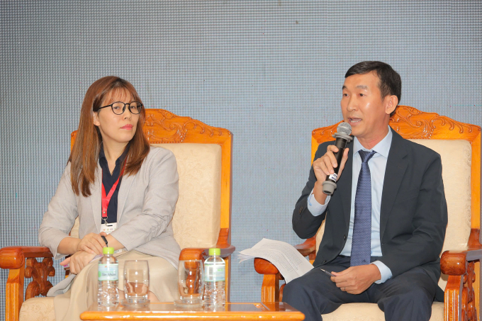 z6858815806009-90789e550c6262b-6268-9650-1753953150 Bà Phạm Minh Hương và ông Nguyễn Huy tại phiên tọa đàm sáng 31/7. Ảnh: BSA