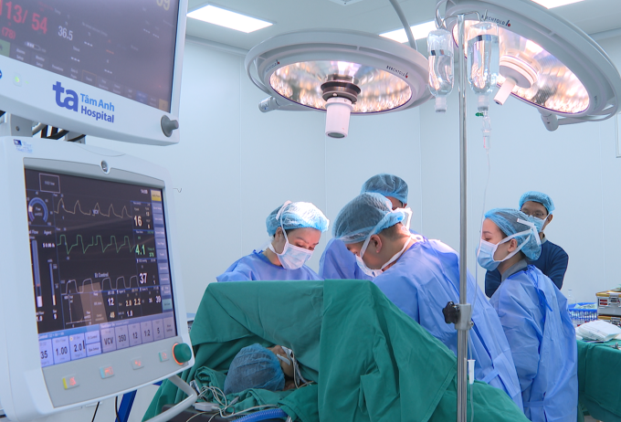 02-2-1754357623-9257-1754357727 Các bác sĩ phẫu thuật tháo túi ngực và cắt bỏ khối u cho chị Hồng. Ảnh: Bệnh viện Đa khoa Tâm Anh