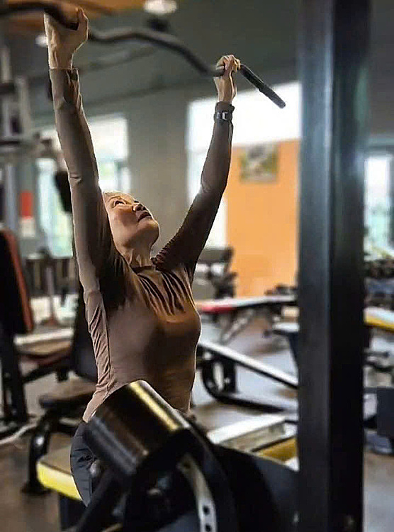 056e8f2e78f1f0afa9e0-175557212-9460-9348-1755576436 HÌnh ảnh cụ bà tập luyện gym hàng tuần. Ảnh: Ảnh cap màn hình
