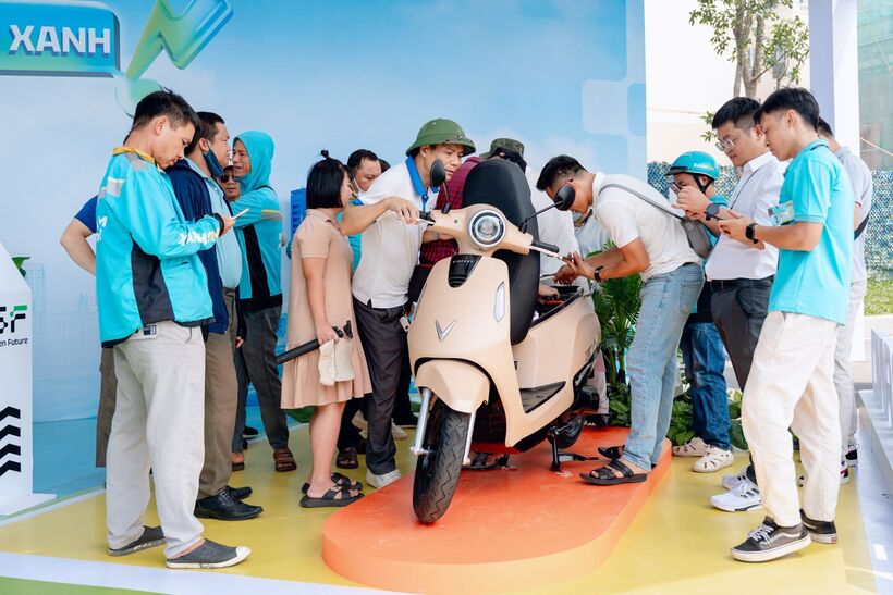 1-06225287 Mẫu Evo Grand nhận được sự quan tâm lớn tại sự kiện “Ngày hội xanh – Thu xe xăng, Lên đời xe xanh”.