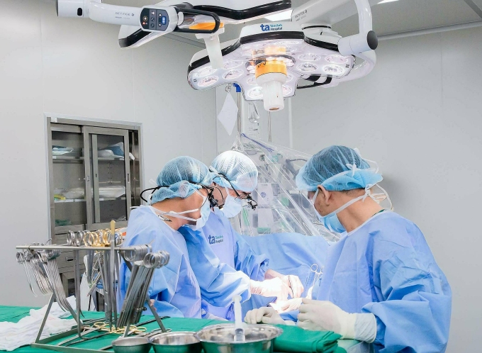1-1-1-1754447895-9590-17544482-6411-2187-1754448942 Êkíp bác sĩ phẫu thuật cho bệnh nhân. Ảnh: Bệnh viện Đa khoa Tâm Anh