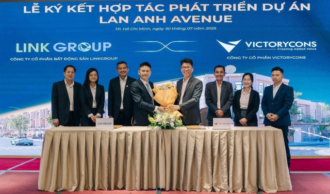 1-1754015647-9899-1754015873 Đại diện VictoryCons (hàng trên bên phải) tại lễ ký kết hợp tác. Ảnh: VictoryCons