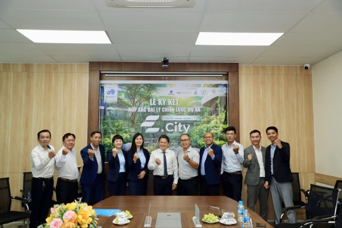 1-1754038399-5507-1754112213 Đại diện Tập đoàn Tân Tạo cùng các đơn vị phân phối chiến lược tại lễ ký kết hợp tác phân phối dự án E.City Tân Đức. Ảnh:
