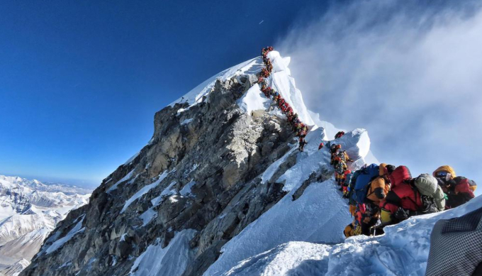 1-1754151067-6921-1754151589 Dòng người leo núi xếp hàng chờ lên đỉnh Everest. Ảnh: AFP