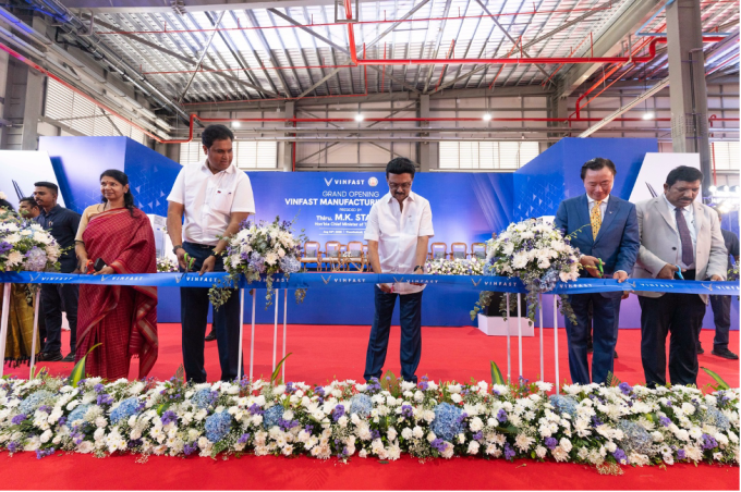 1-1754302791-5503-1754302981 Thủ hiến bang Tamil Nadu, ông M.K. Stalin (thứ 3 từ phải qua), cùng Tổng Giám đốc VinFast châu Á Phạm Sanh Châu (thứ 2 từ phải qua) cắt băng khánh thành nhà máy VinFast ở Ấn Độ. Ảnh: VinFast