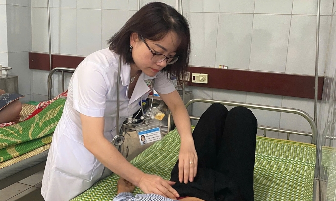 1-1754309008-1754309087-5508-1754309151 Bác sĩ thăm khám cho bệnh nhân ngộ độc nấm. Ảnh: Bệnh viện cung cấp