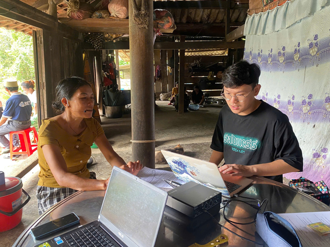 1-1754462951-6039-1754472351 Anh Minh (áo đen) trong chuyến nghiên cứu thực địa về ngôn ngữ tại Quảng Trị hôm 6/8. Ảnh: Nhân vật cung cấp