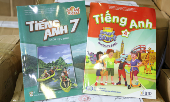 1-1754487049-1754487164-5782-1754487279 Hai sách giáo khoa môn Tiếng Anh giả bị thu giữ. Ảnh: Công an cung cấp