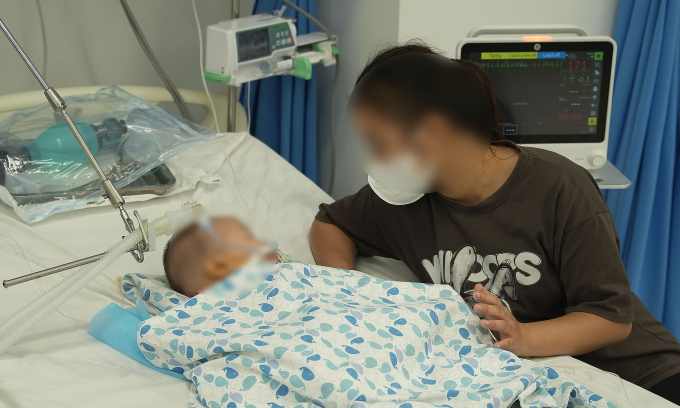 1-1754540318-1754540333-175454-2216-4082-1754540538 Trẻ đnag được điều trị tại bệnh viện trong tình trạng nặng. Ảnh: Thu Hà