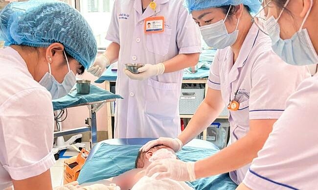 1-1754654689-1754654710-1470-1754654747 Các bác sĩ điều trị cho bệnh nhi bị bỏng. Ảnh: Bệnh viện cung cấp